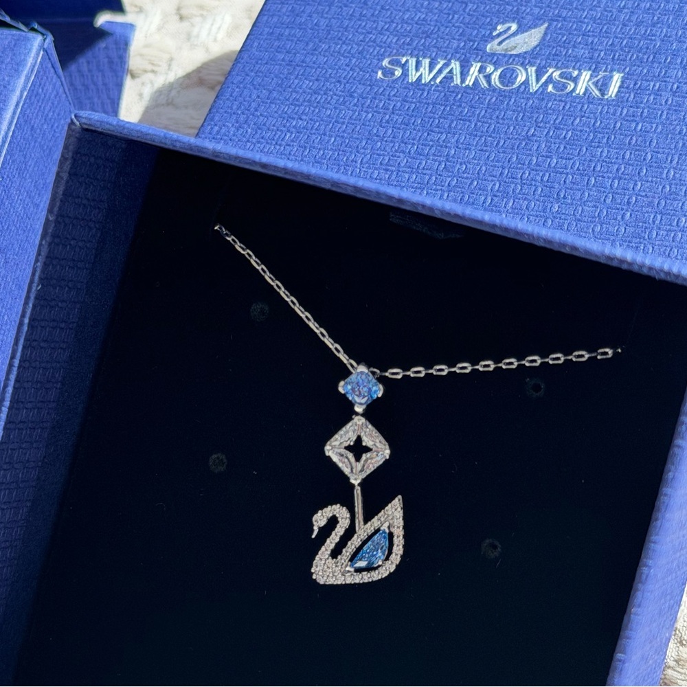 Swarovski blue and white swan necklace 5530625 NWT NIB New in Box